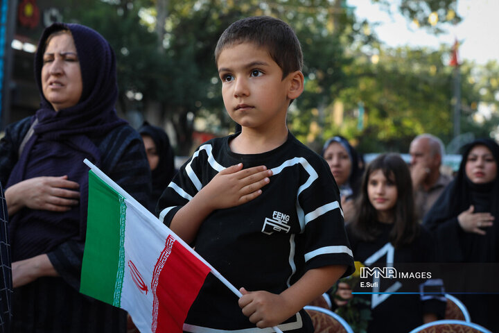 ادای احترام مردم اراک به شهدای تعرض رژیم صهیونیستی به خاک کشور