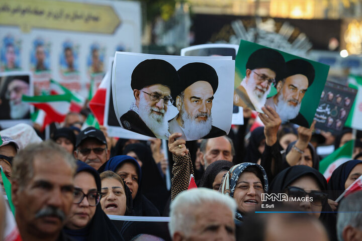 ادای احترام مردم اراک به شهدای تعرض رژیم صهیونیستی به خاک کشور