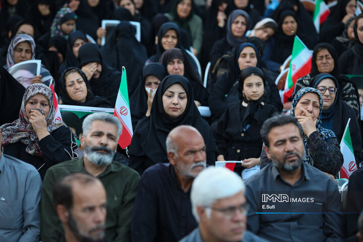 ادای احترام مردم اراک به شهدای تعرض رژیم صهیونیستی به خاک کشور