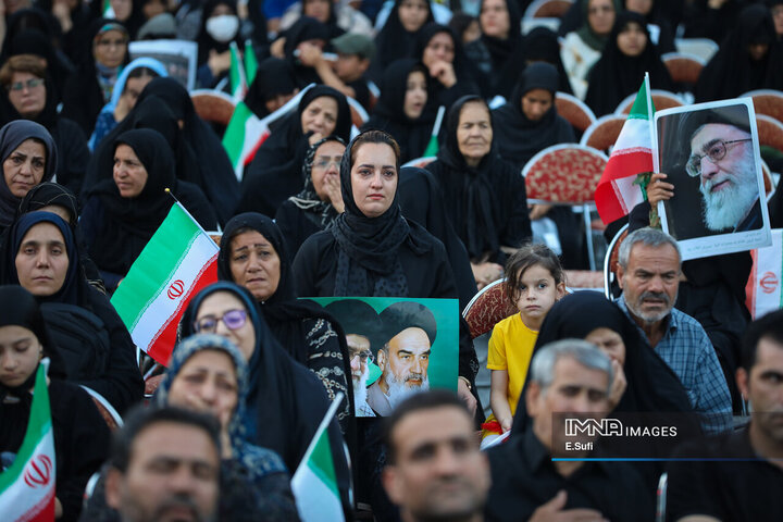 ادای احترام مردم اراک به شهدای تعرض رژیم صهیونیستی به خاک کشور