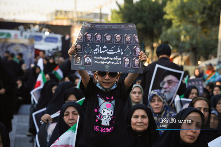 ادای احترام مردم اراک به شهدای تعرض رژیم صهیونیستی به خاک کشور