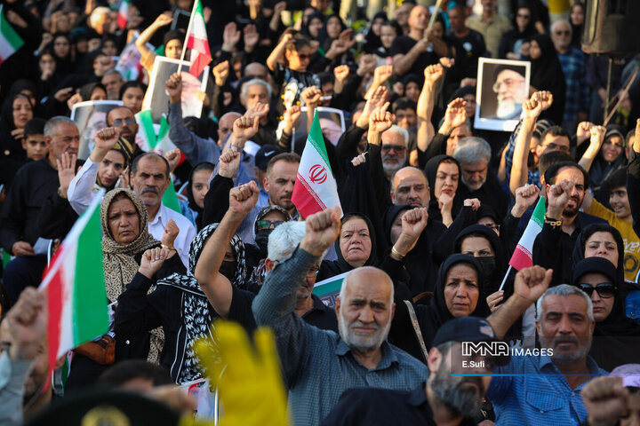 ادای احترام مردم اراک به شهدای تعرض رژیم صهیونیستی به خاک کشور