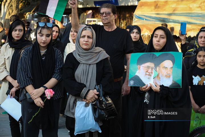 ادای احترام مردم اراک به شهدای تعرض رژیم صهیونیستی به خاک کشور