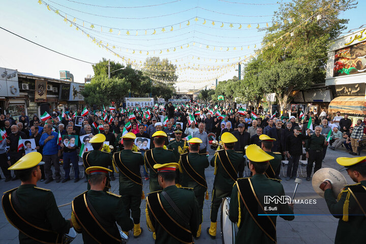 ادای احترام مردم اراک به شهدای تعرض رژیم صهیونیستی به خاک کشور