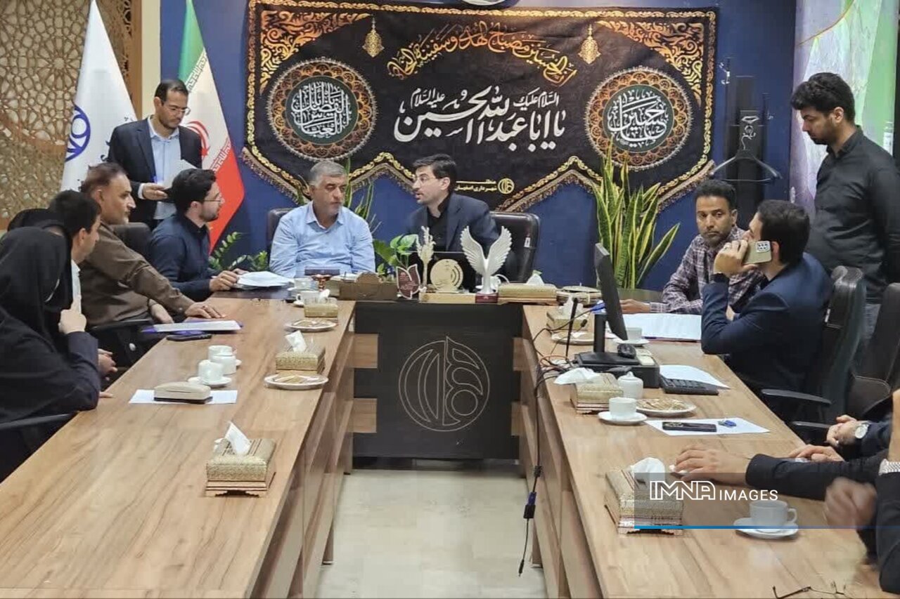 برگزاری جلسه کمیته نظارتی شورا در منطقه ۱۰ اصفهان برای بررسی مشکلات و مطالبات مردمی