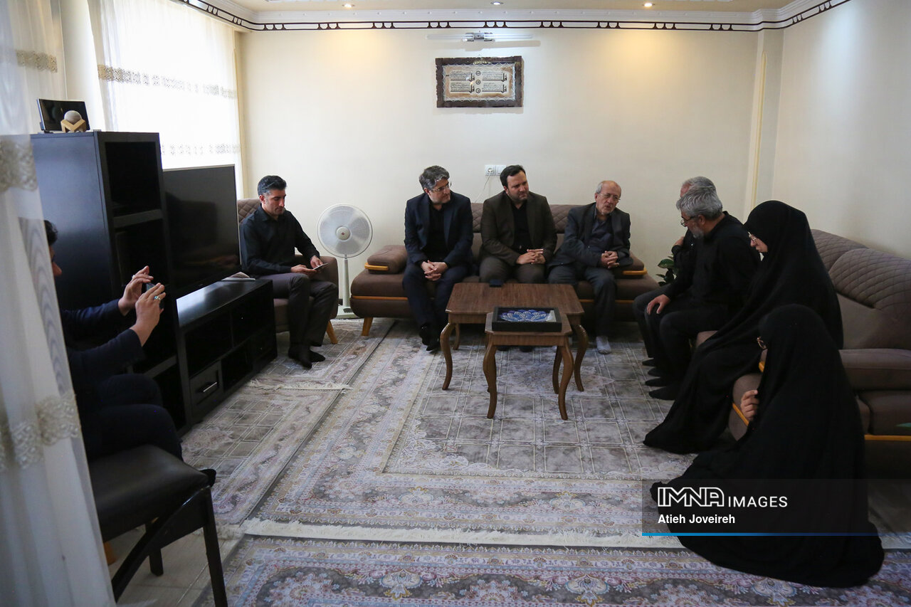 دیدار و تکریم خانواده شهدا موجب زنده نگهداشتن فرهنگ ایثار و شهادت است
