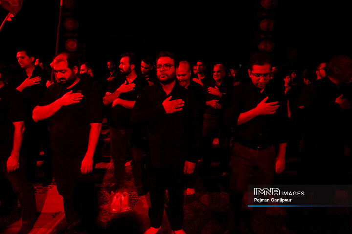 عزاداری شب چهارم محرم در هیئت یادگاران امام(ره)