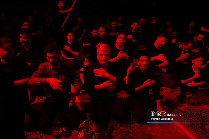 عزاداری شب چهارم محرم در هیئت یادگاران امام(ره)