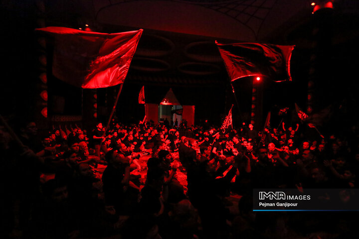 عزاداری شب چهارم محرم در هیئت یادگاران امام(ره)