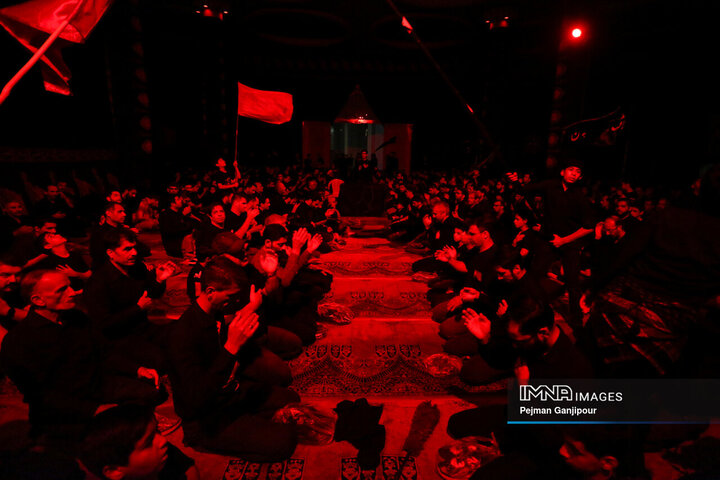 عزاداری شب چهارم محرم در هیئت یادگاران امام(ره)