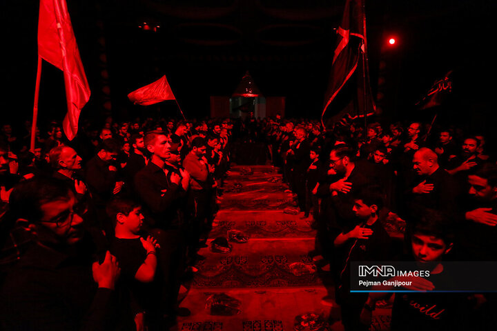 عزاداری شب چهارم محرم در هیئت یادگاران امام(ره)