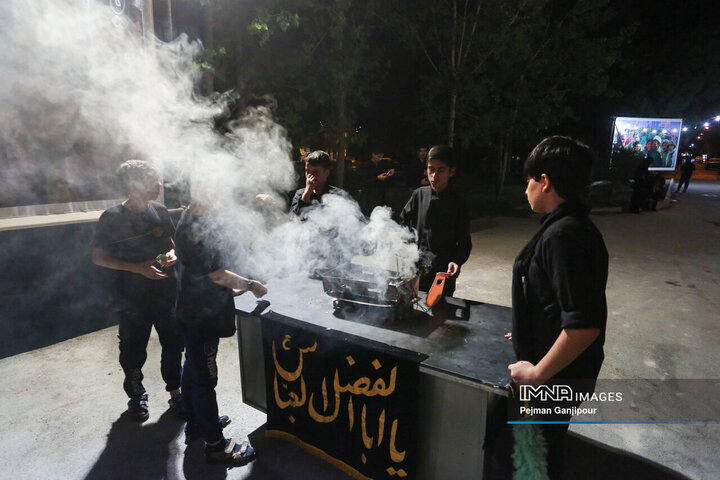 عزاداری شب چهارم محرم در هیئت یادگاران امام(ره)