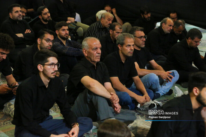 عزاداری شب چهارم محرم در هیئت یادگاران امام(ره)