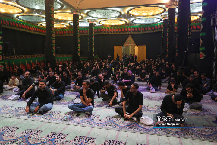 عزاداری شب چهارم محرم در هیئت یادگاران امام(ره)