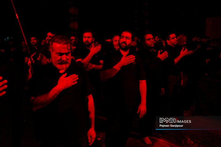 عزاداری شب چهارم محرم در هیئت یادگاران امام(ره)