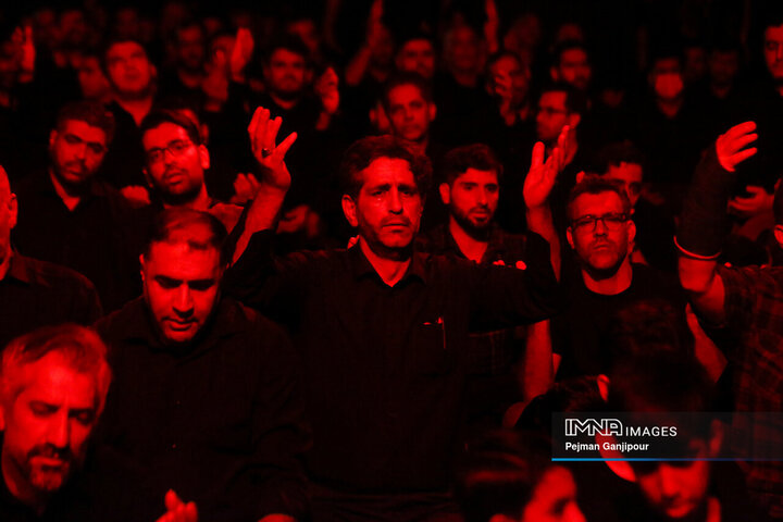 عزاداری شب چهارم محرم در هیئت یادگاران امام(ره)