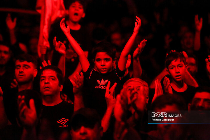 عزاداری شب چهارم محرم در هیئت یادگاران امام(ره)