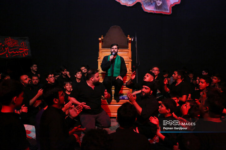 عزاداری شب چهارم محرم در هیئت یادگاران امام(ره)