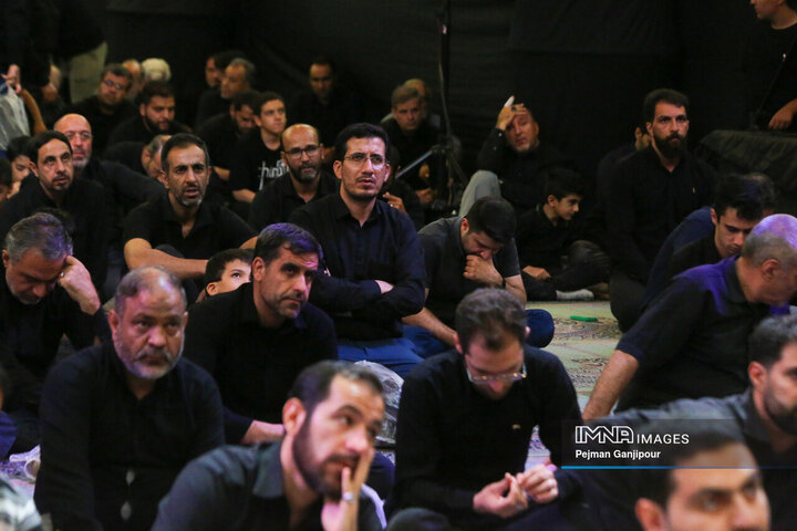 عزاداری شب چهارم محرم در هیئت یادگاران امام(ره)