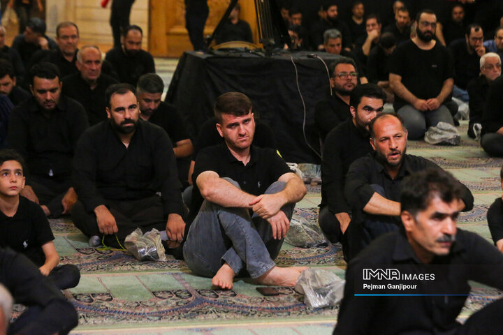 عزاداری شب چهارم محرم در هیئت یادگاران امام(ره)