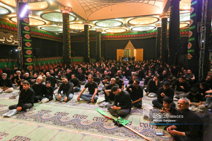 عزاداری شب چهارم محرم در هیئت یادگاران امام(ره)