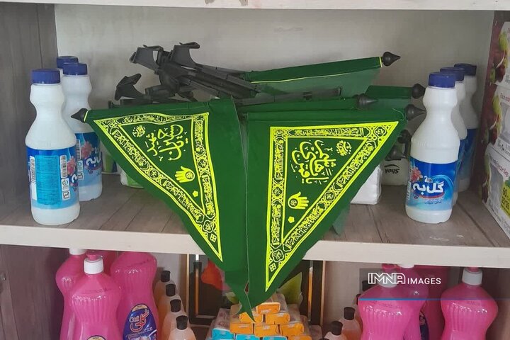 تحویل پرچم و شال عزاداری در ازای دریافت ظروف یکبارمصرف در اصفهان