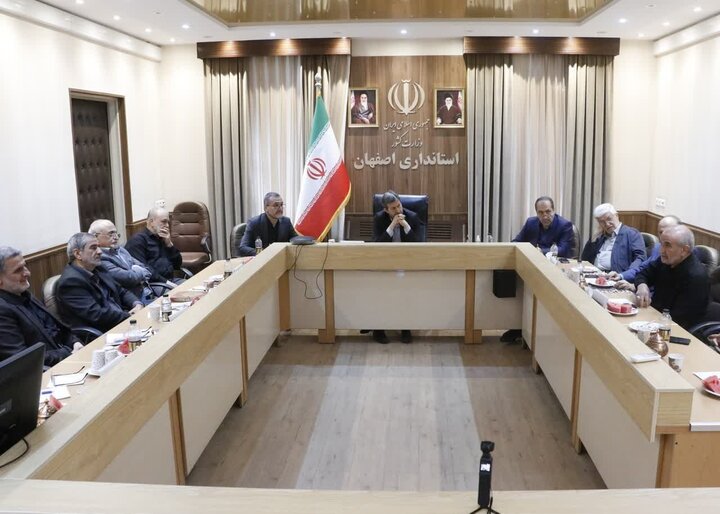 تاکید استاندار اصفهان بر وفاق و هم‌بستگی ملی در شرایط بحرانی