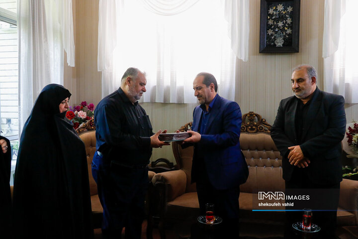 حضور معاون سیاسی و اجتماعی استاندار اصفهان در منزل شهدای تعرض رژیم صهیونیستی