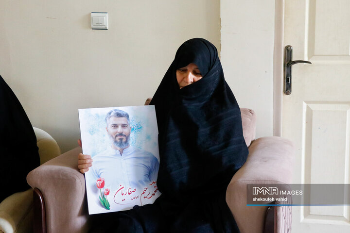 حضور معاون سیاسی و اجتماعی استاندار اصفهان در منزل شهدای تعرض رژیم صهیونیستی