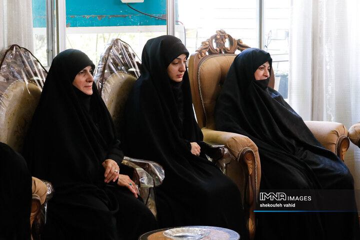 حضور معاون سیاسی و اجتماعی استاندار اصفهان در منزل شهدای تعرض رژیم صهیونیستی