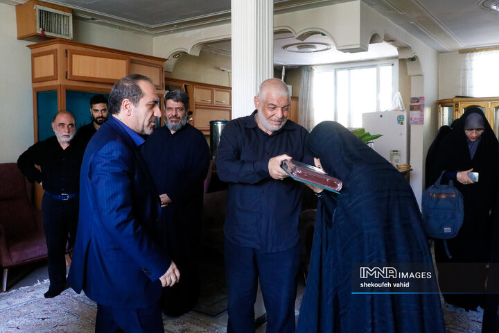 حضور معاون سیاسی و اجتماعی استاندار اصفهان در منزل شهدای تعرض رژیم صهیونیستی