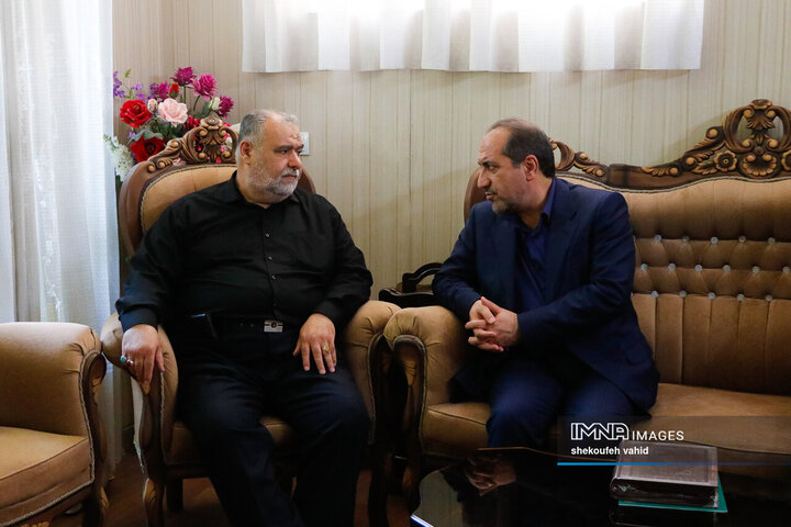 حضور معاون سیاسی و اجتماعی استاندار اصفهان در منزل شهدای تعرض رژیم صهیونیستی