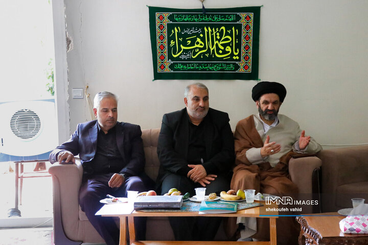 حضور معاون سیاسی و اجتماعی استاندار اصفهان در منزل شهدای تعرض رژیم صهیونیستی