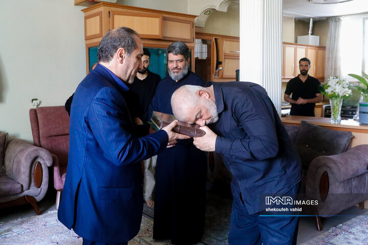 حضور معاون سیاسی و اجتماعی استاندار اصفهان در منزل شهدای تعرض رژیم صهیونیستی