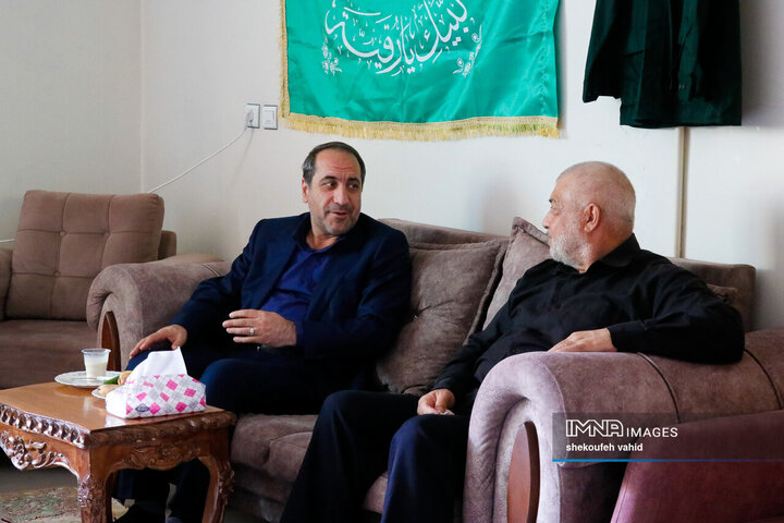 حضور معاون سیاسی و اجتماعی استاندار اصفهان در منزل شهدای تعرض رژیم صهیونیستی