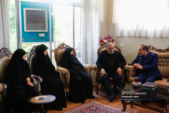 حضور معاون سیاسی و اجتماعی استاندار اصفهان در منزل شهدای تعرض رژیم صهیونیستی