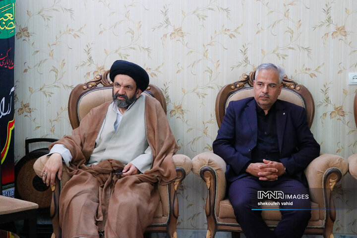 حضور معاون سیاسی و اجتماعی استاندار اصفهان در منزل شهدای تعرض رژیم صهیونیستی