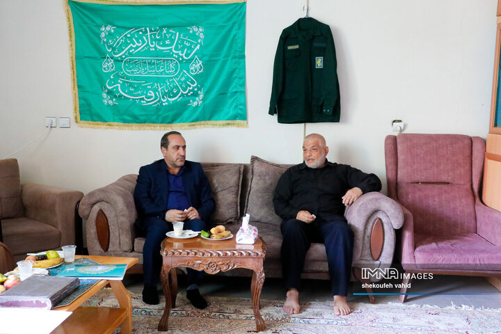 حضور معاون سیاسی و اجتماعی استاندار اصفهان در منزل شهدای تعرض رژیم صهیونیستی