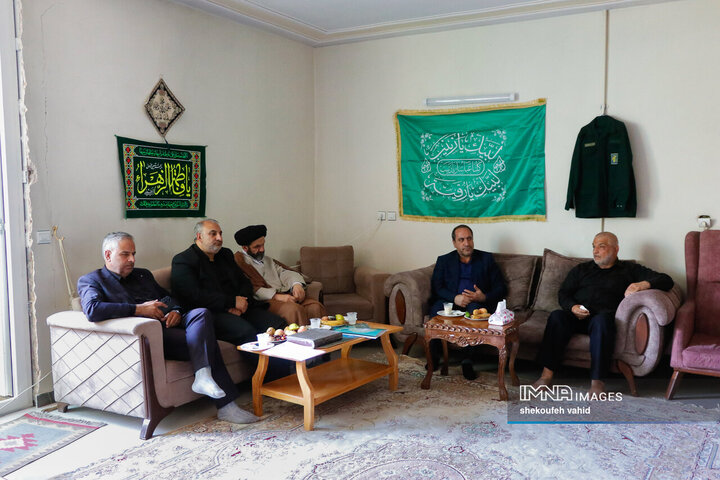 حضور معاون سیاسی و اجتماعی استاندار اصفهان در منزل شهدای تعرض رژیم صهیونیستی