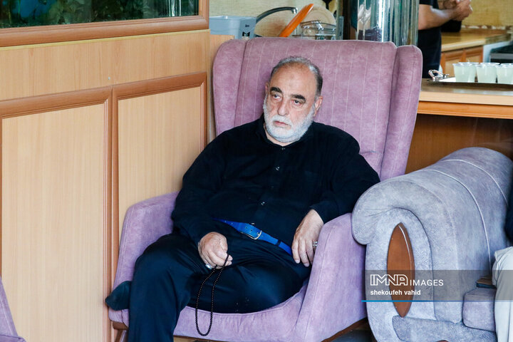 حضور معاون سیاسی و اجتماعی استاندار اصفهان در منزل شهدای تعرض رژیم صهیونیستی