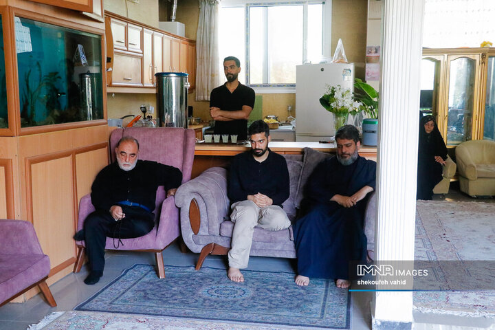 حضور معاون سیاسی و اجتماعی استاندار اصفهان در منزل شهدای تعرض رژیم صهیونیستی