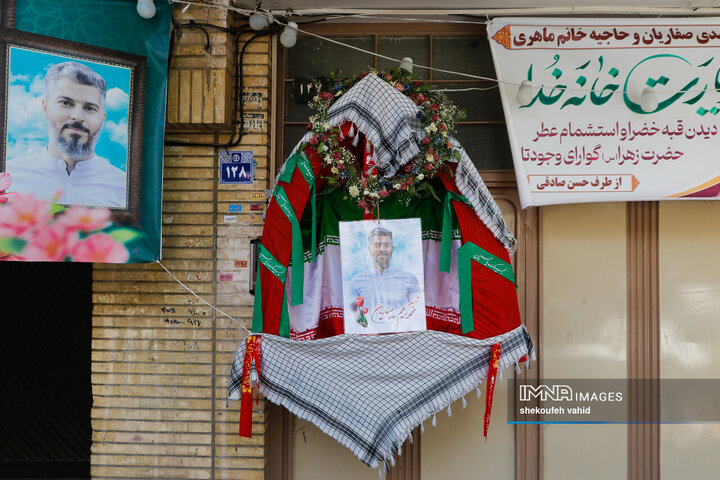 حضور معاون سیاسی و اجتماعی استاندار اصفهان در منزل شهدای تعرض رژیم صهیونیستی