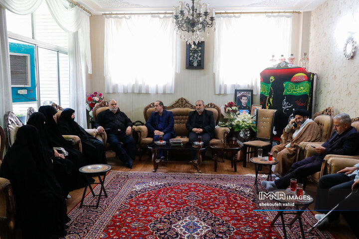 حضور معاون سیاسی و اجتماعی استاندار اصفهان در منزل شهدای تعرض رژیم صهیونیستی