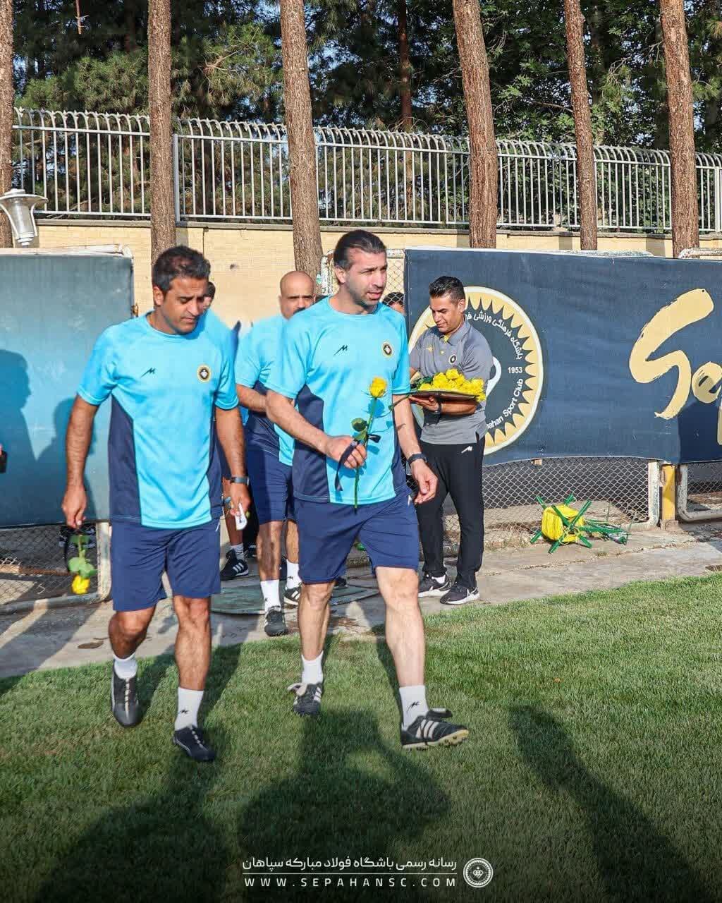 ادای احترام سپاهانیها به وطن و شهدای وطن + عکس