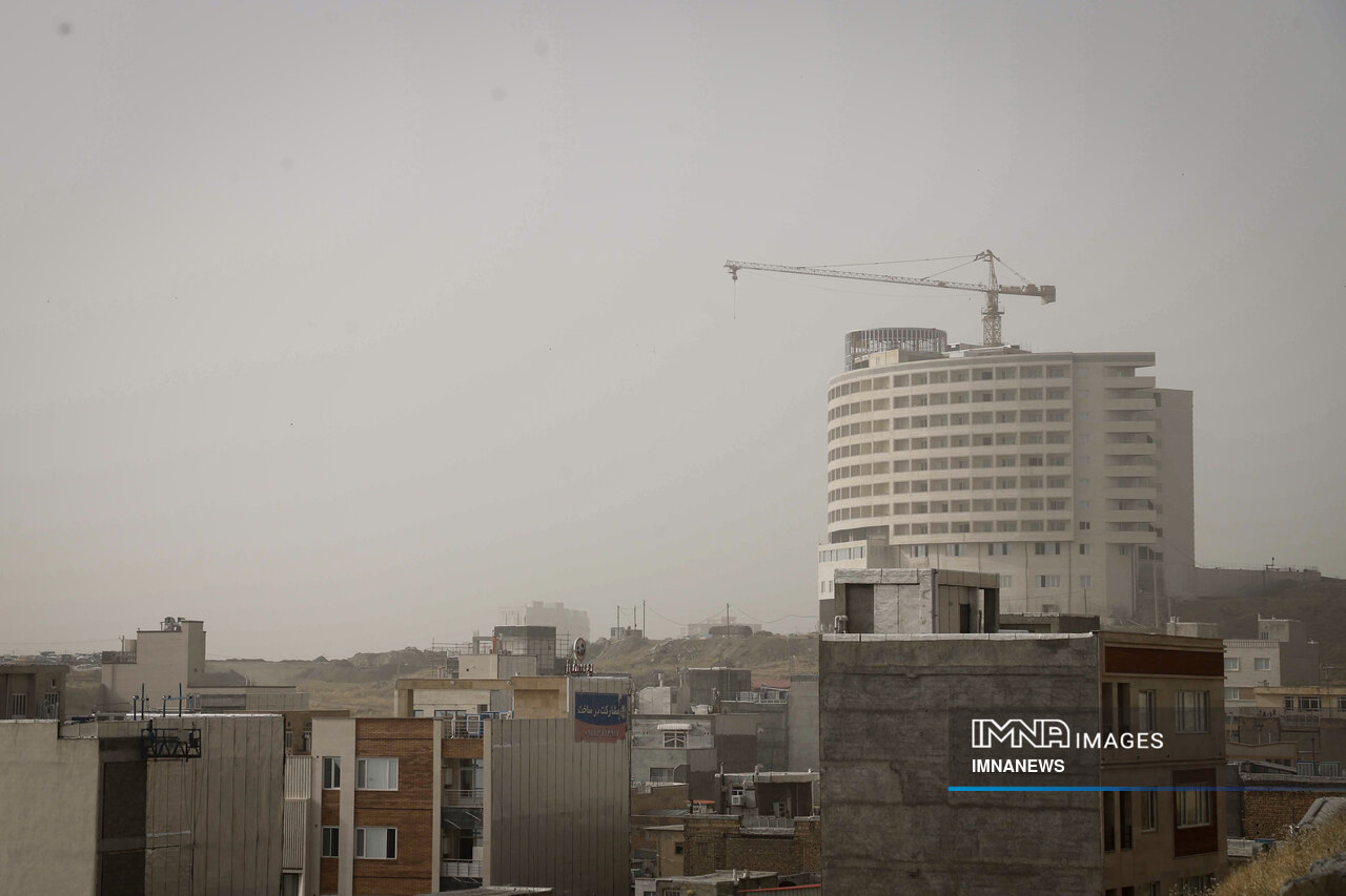 آسمان شهرهای غربی کشور در احاطه گردوغبار