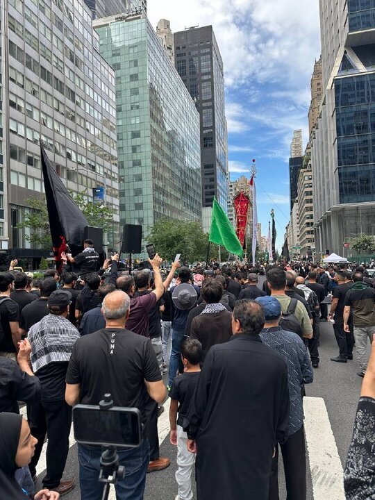 کمپین «Who is Hussain»در منهتن نیویورک با حضور عزاداران برگزار شد
