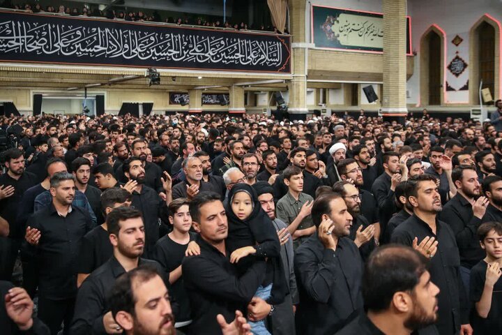 فیلم| مداحی میثم مطیعی در اولین شب از مراسم عزاداری حسینیه امام خمینی (ره)