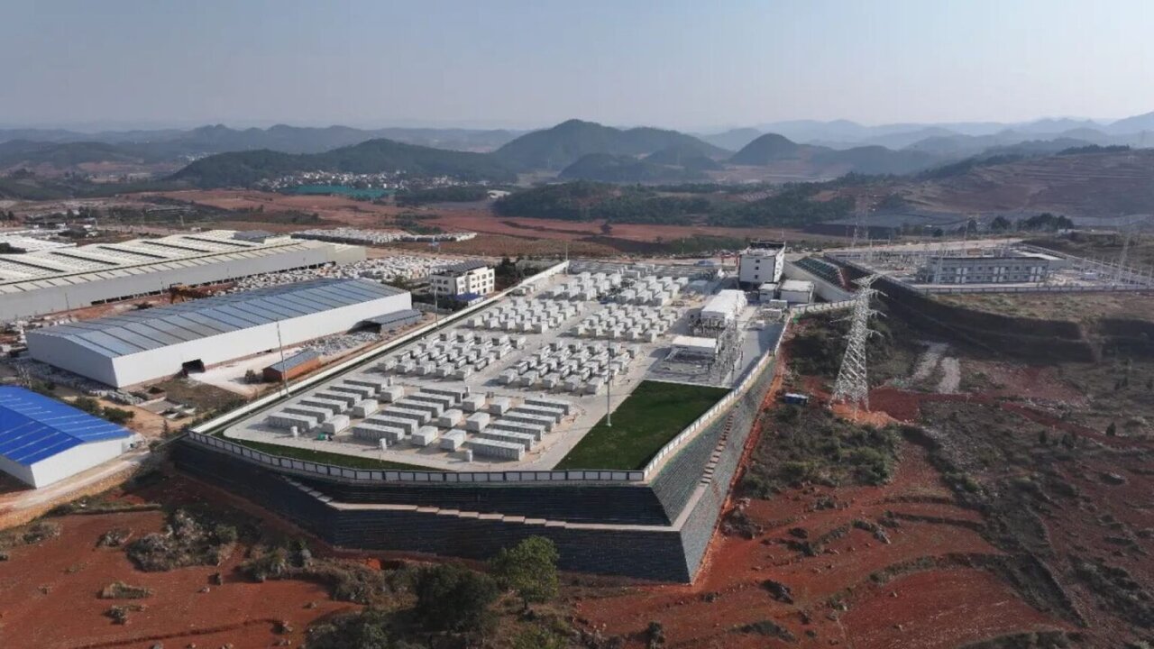 پیروزی زودهنگام چین در انرژی پاک، دردسر تازه برای شبکه برق شد