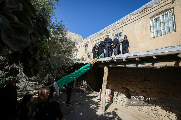 آیین علم‌گردانی در روستای هزاوه