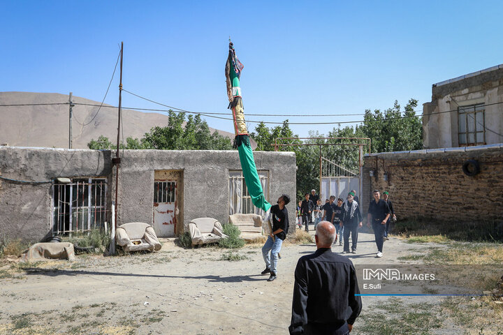 آیین علم‌گردانی در روستای هزاوه